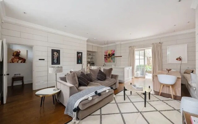 3-bed Home w Private Parking Fairytale Garden
