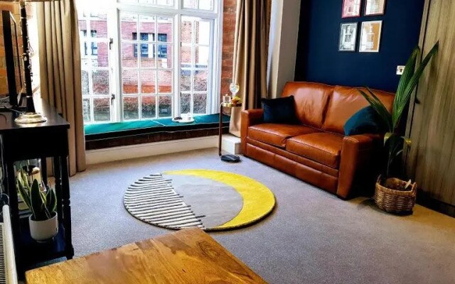 Cocoa Lily - River fronted studio with secure parking
