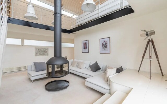 JOIVY Stunning 5-Bed Boathouse On The River Thames