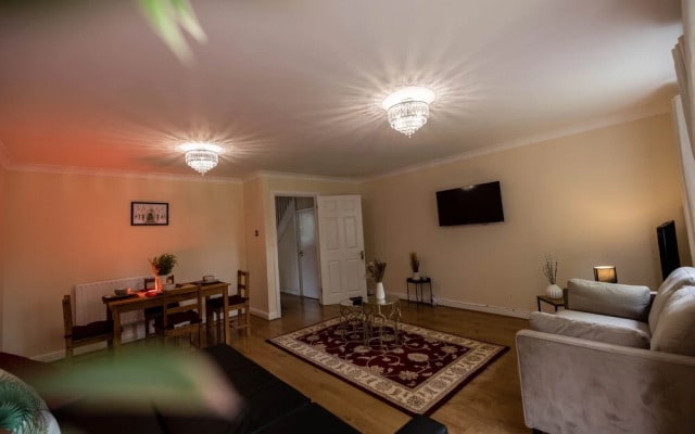 Sleeps8-kingbeds-sofabed-garden-aircon-freeparking