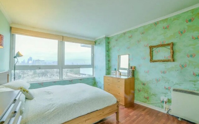 1 BR Limehouse Flat With Stunning Views of London!