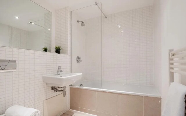 Bright, Stylish 2BR Apartment in Central Sheffield