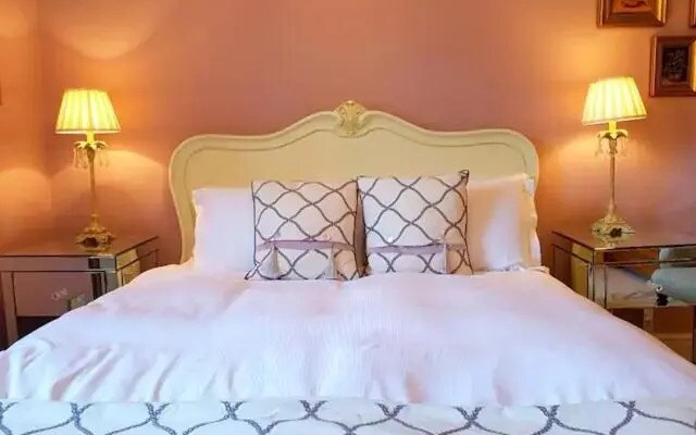 No 6 The Square Tearooms & Accommodation