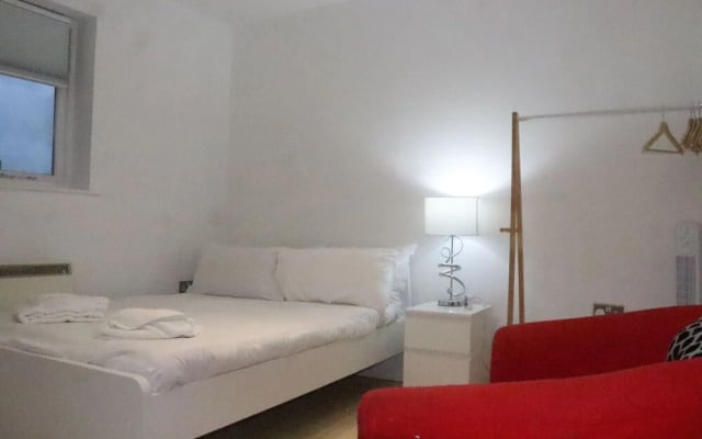 Skyline Haven Modern 2BR w/ Free Parking & 4kTV