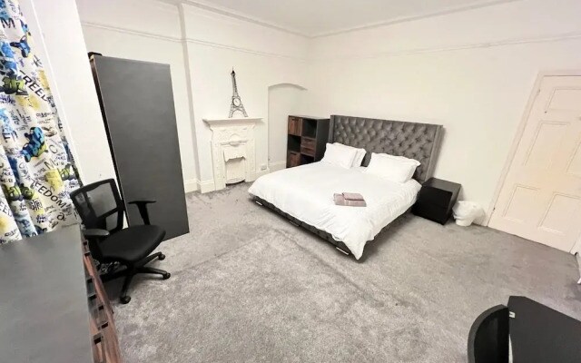 House-sleeps10-hottub-garden-parking-10mintotown