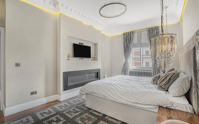 Royal Residence - Steps Away From Hyde Park