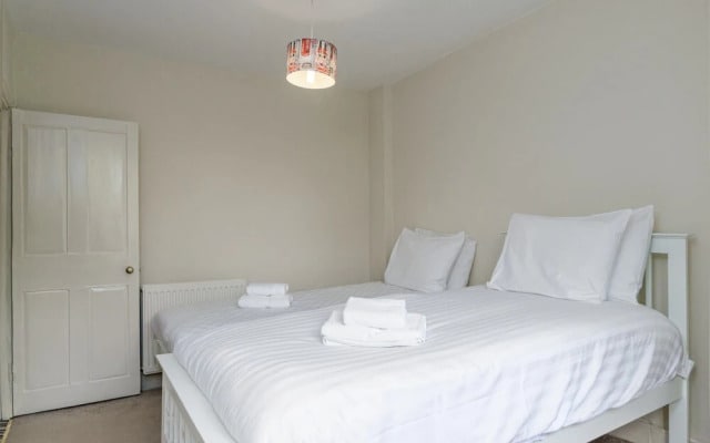 Marvelous 3BR Kennington House w Garden by GuestReady