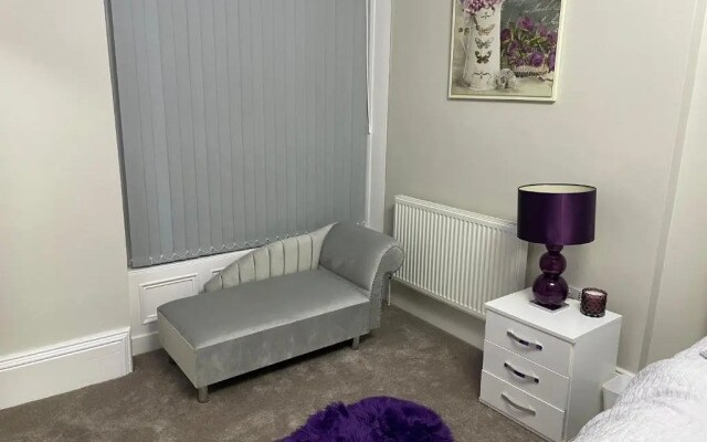 1 Bed Flat - Sleeps 2 - Hot Tub - Parking - Wifi
