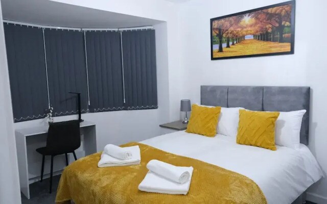 Manchester Entire 3-bed House, Sleeps 5 w/ Parking