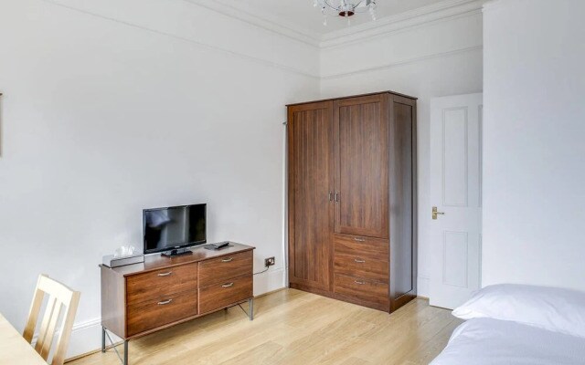 Bright 2 Bed in West Kensington W/balcony