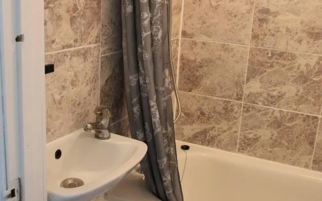 Apartment - Sleeps 4 - Garden - Parking