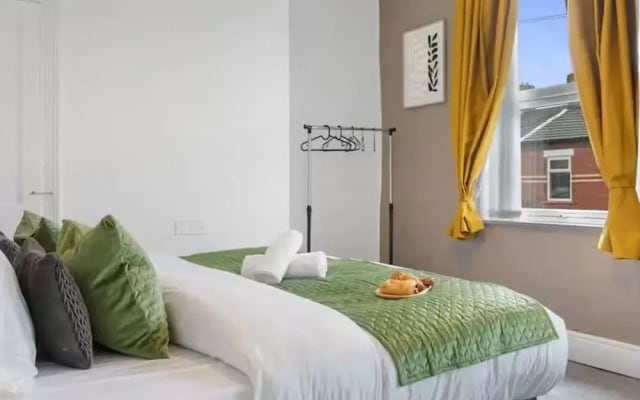 Family - Sleeps 6 - Garden - Parking