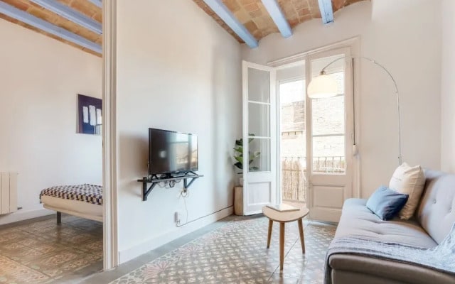 Bright 2 Bed Easily Connected to the Center