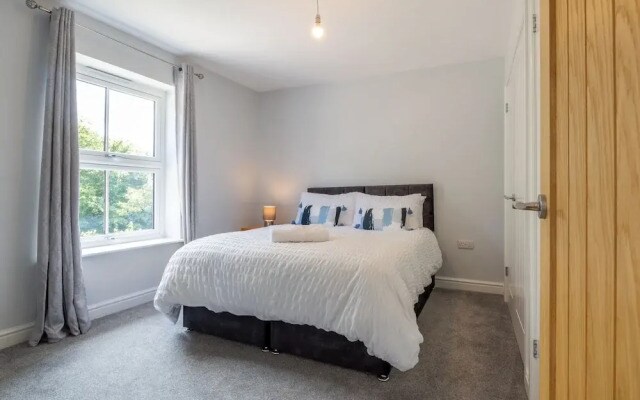 Field View 5-bed House - Free Parking