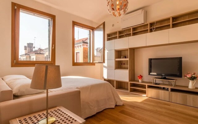 Sunny Canal View in Venice Chic Movida