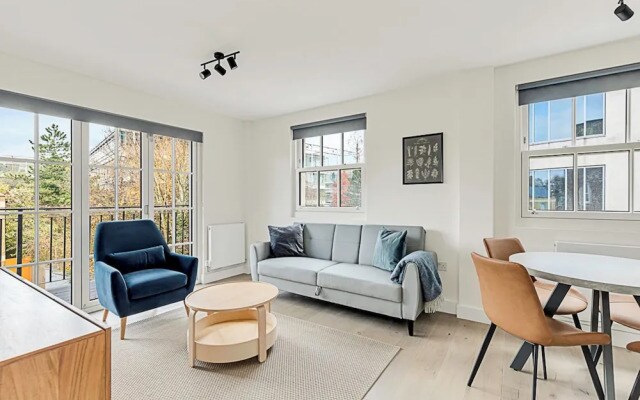 Sunny 2-bed Gem in Chiswick