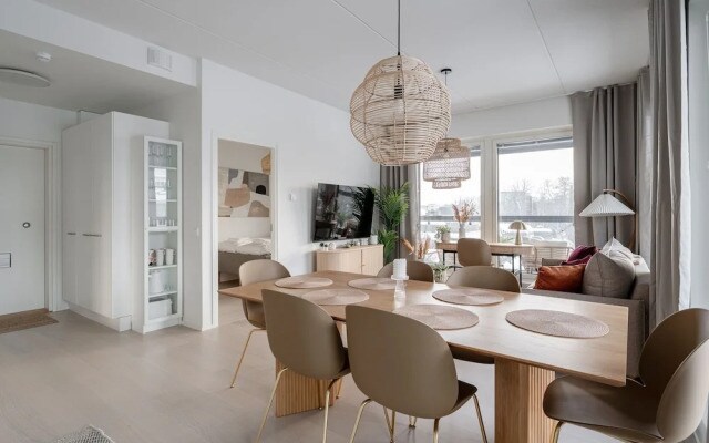 New 2BR Apt with Balcony, Sauna & Great Location