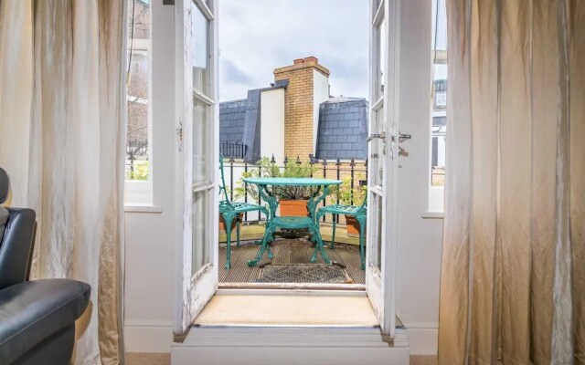 Luxury 2BR Flat in Knightsbridge W/patio, 4 Guests