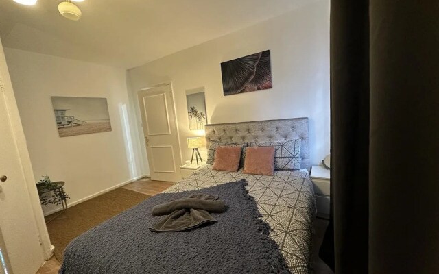 Gorgeous 4 Bedrooms, 5-baths House Central London