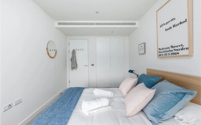 Bright 1 Bedroom Flat with Amazing Rooftop!