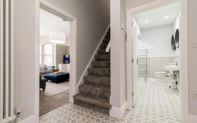 Enfield House - Charming, Modern and Light 4bed