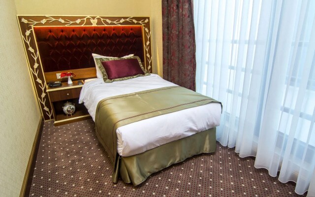 MB Deluxe Hotel