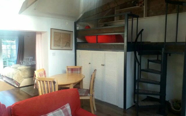 House - Sleeps 2, pet Friendly & Free Parking