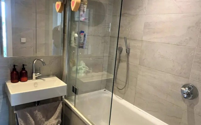 Stylish 2BD Flat With Private Balcony - Battersea