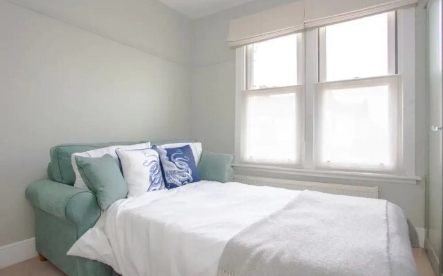 Bright2 Bedroom Apartment With Roof Terrace in Wimbledon