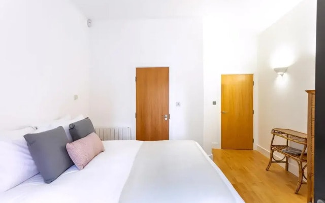 Bright & Comfortable Angel Apartment