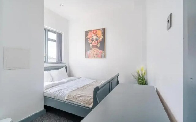Sheffield 4 Bed Home by Broomhill Village