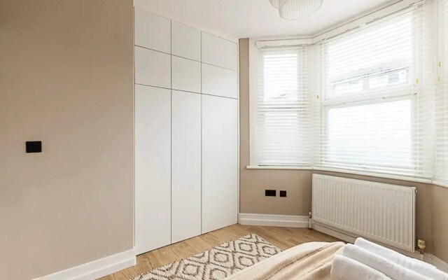 Luxurious 3 Bed Flat With Patio and Garden