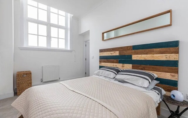Lovely 1-bed Flat in Acton, West London, Sleeps 4