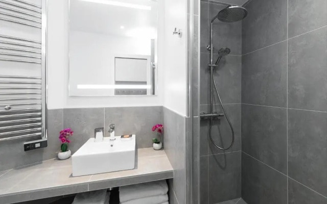 Luxury 2 Bedrooms Le Louvre I by Livinparis