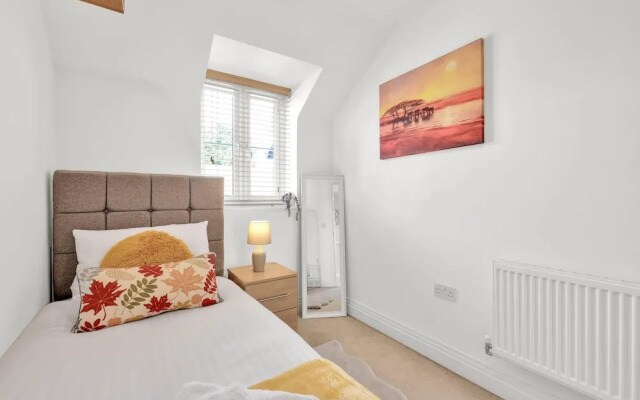 Foxherne 6 Bdrm, 3BA Hse -17