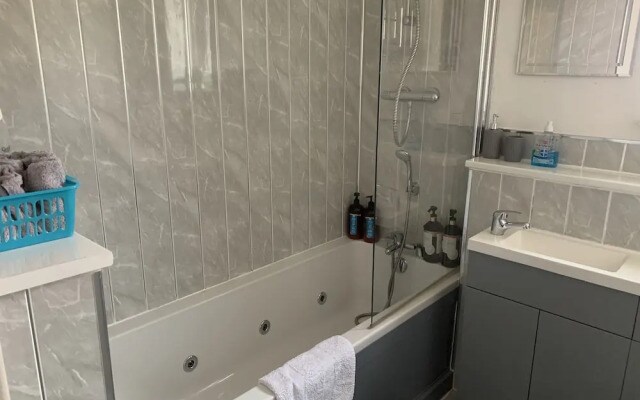 Lovely 2-bed Apartment in Wallasey, Sleeps 4
