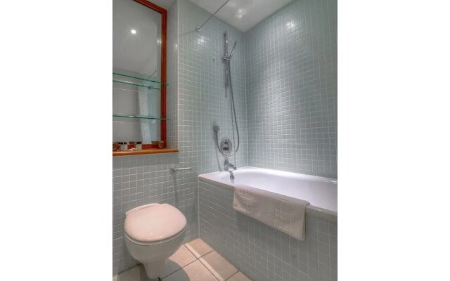 Modern, Spacious 1BR Central Manchester Flat for 4