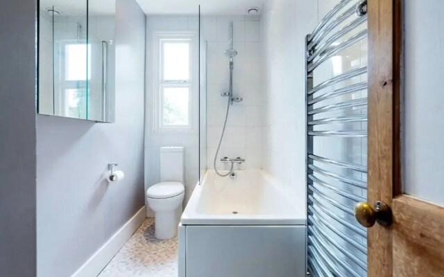 Charming 4 Bed House in London