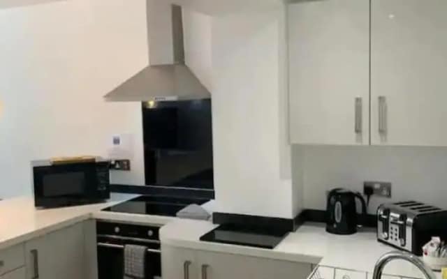 Immaculate 2-bed Apartment in Leigh