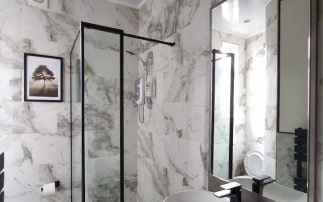 Stylish King Bed Suite - Family/ Contractor