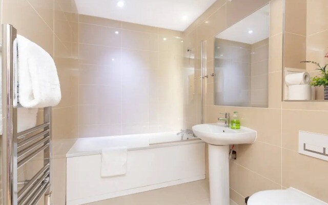 Skyvillion - Tower Point Enfield 1bed With Balcony