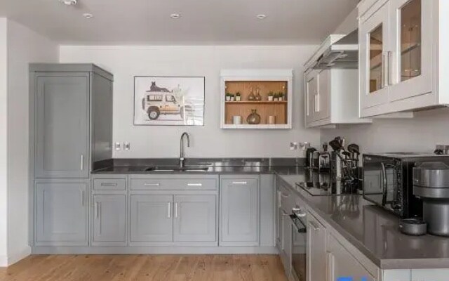 The Eyre Suite Six - Farringdon - by Frankie