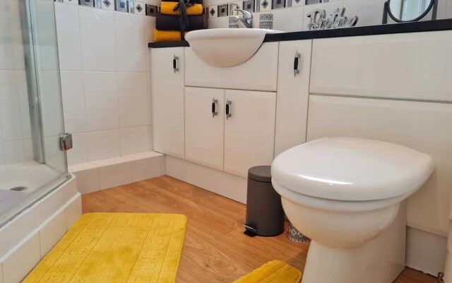 Immaculate 3-bed House With Free Parking in Bolton