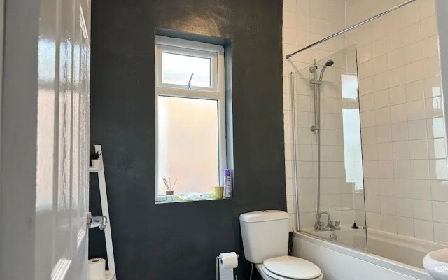 Manchester - House - Sleeps 6 - Parking - Garden