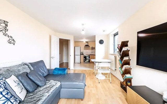 Sleek Flat w/ River Views In Canary Wharf