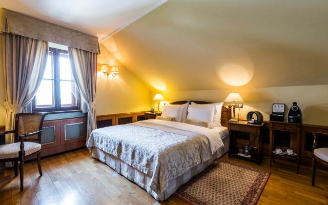 Golden Well Hotel