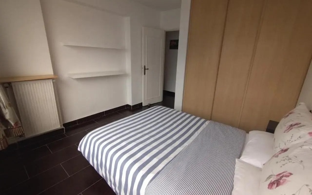 5 mn (450 m) walk Metro/La Defense/3BR/8Pers
