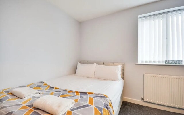 Cosy 2 Bedroom Apartment with Parking