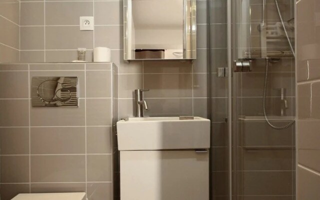 S02434 - Studio for 2 People, Metro Station Sentier