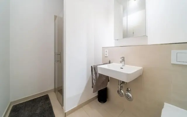 2 Bedroom Mauerpark-Apartment, Berlin Mitte View calendar